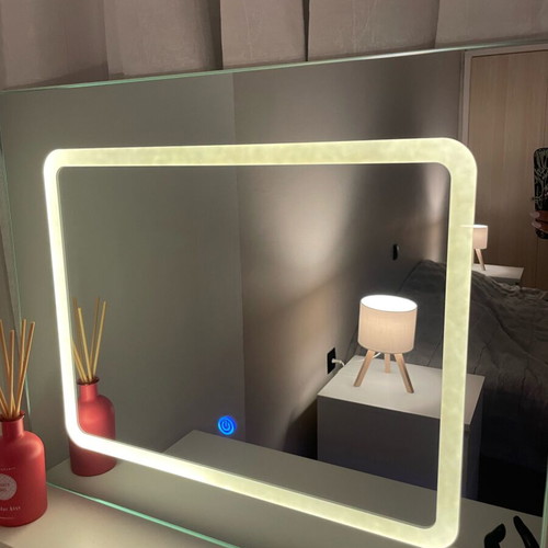 Hollywood mirror with USB like new
