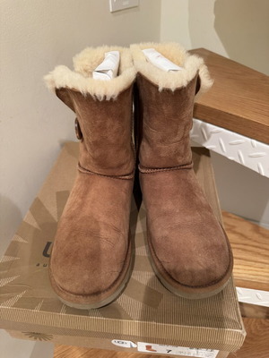 Ugg Short Bailey Button μπότες καστανές σαν καινούργιες, μέγεθος 38