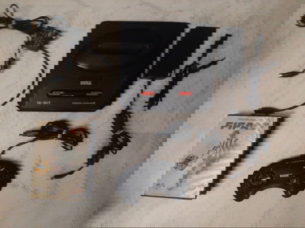 Sega mega drive II ( Retro )  μαζι με cartridge κασετα παιχνιδι fifa 1997