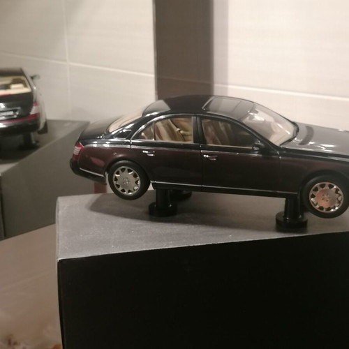 Maybach 57 1/18 scale model by Autoart like new