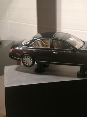 Maybach 57 1/18 scale model by Autoart like new
