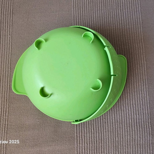Plastic basin with colander slightly used