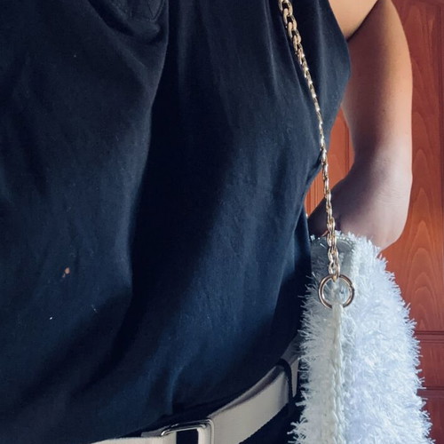 Handmade white knitted shoulder bag with fringes and gold chain