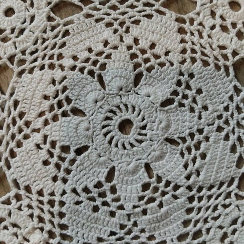Knitted tablecloth used, 88 cm