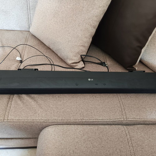 LG Soundbar new with remote and mounts