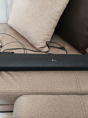 LG Soundbar new with remote and mounts