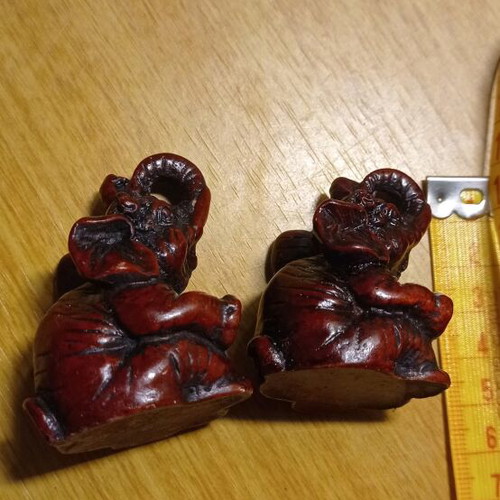 Elephant figurines like new, pack of 2