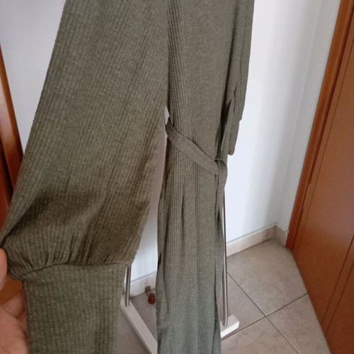 Khaki long-sleeve dress with slits and belt, like new, XS
