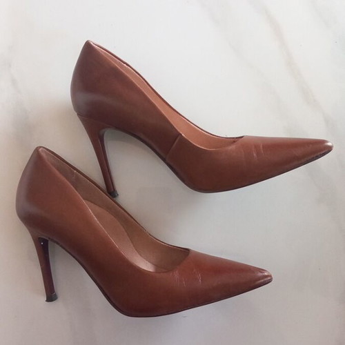 Tamaris leather pumps size 38 like new, brown
