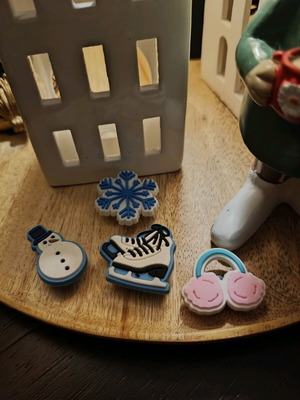 Set of 4 pins for Crocs winter theme, new