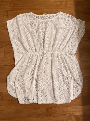 Children's caftan white, like new, for ages 10-12