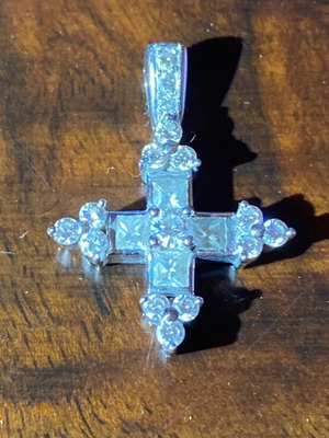 Λευκόχρυσος σταυρός 18Κ με 17 διαμάντια σαν καινούργιος