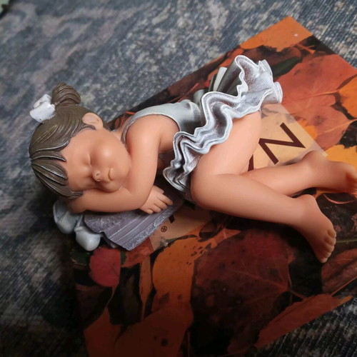 Collectible porcelain figurine Mientras Descanso Nadal Studio new