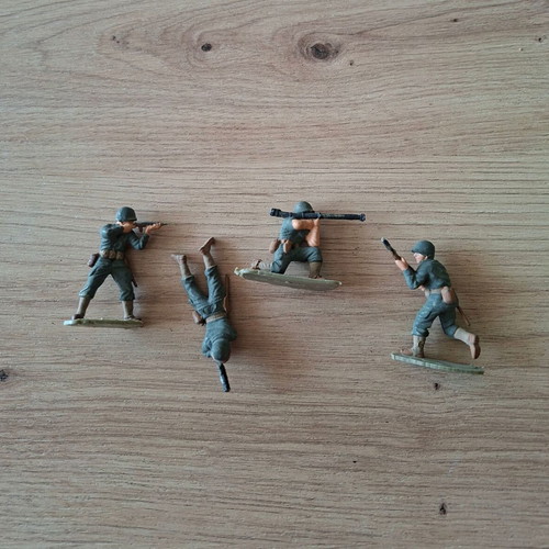 Vintage plastic military toy soldiers used, scale 1:32