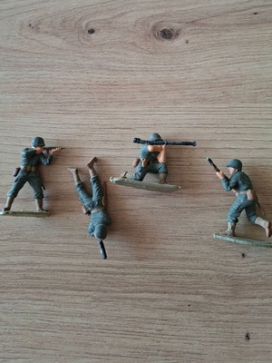 Vintage plastic military toy soldiers used, scale 1:32