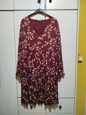 Benetton floral dress like new, size medium, burgundy