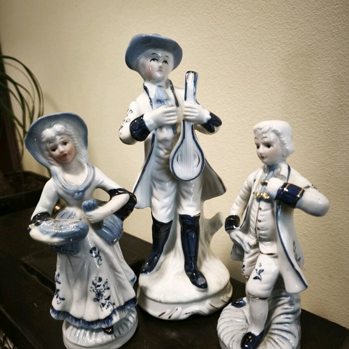 Vintage porcelain figurines like new