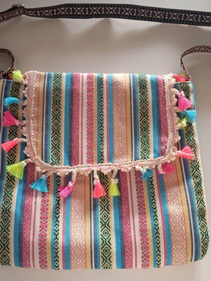 Children's colorful shoulder bag like new with zipper and inner pocket