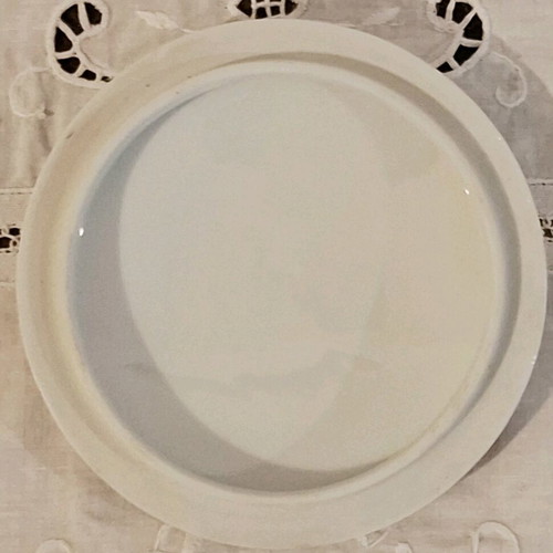 Porcelain lid like new with blue and gold flowers
