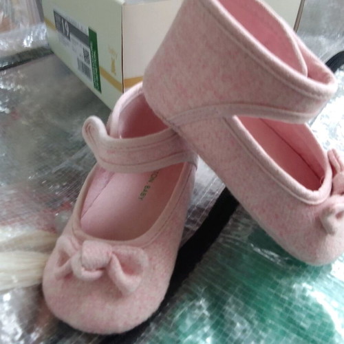 Benneton baby girl hug shoes size 19 like new