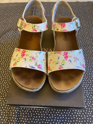 Πέδιλα Monnalisa νούμερο 34 λευκά μεταχειρισμένα