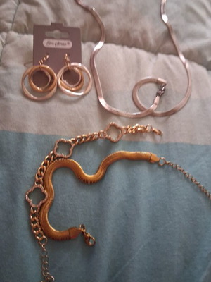Jewelry set with earrings, necklace and 2 bracelets new
