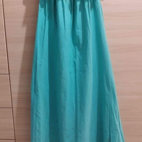 Strapless green dress used with guipure details
