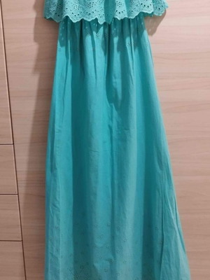 Strapless green dress used with guipure details