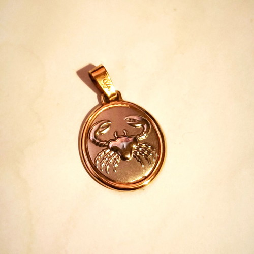 Gold zodiac pendant 375, 9k, 2.5 cm, like new