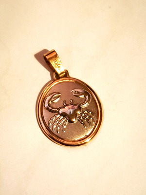 Gold zodiac pendant 375, 9k, 2.5 cm, like new