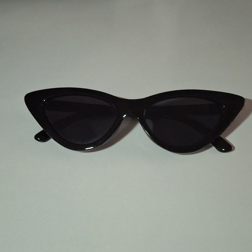 Cat Eye sunglasses modern, like new, black