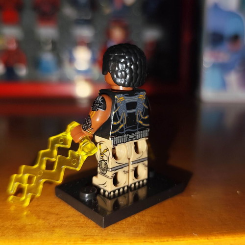 Electro minifigure like new with base and yellow lightning