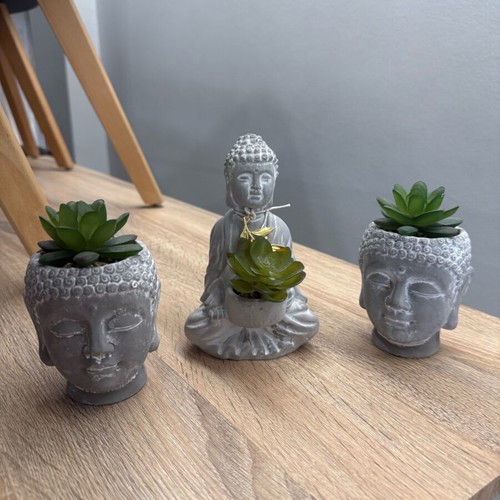 Decorative set of 3 pieces like new, clay with plastic plant