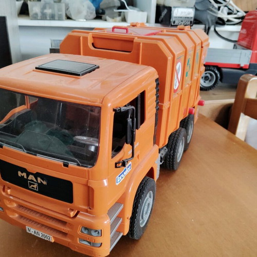 Bruder garbage truck used, MAN brand with broken rear door clips