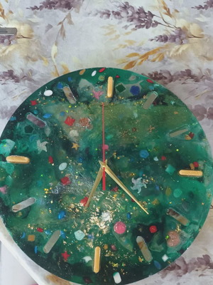 Wall clock from liquid glass new, glows in the dark