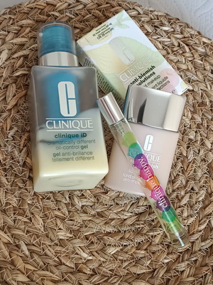 Clinique Foundation new with gifts shade Ivory