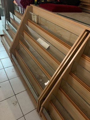 Shelf with glass like new