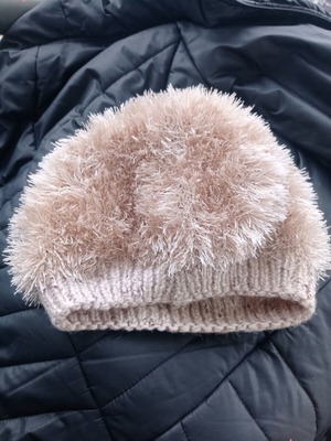 Ръчно изработена шапка леко употребявана