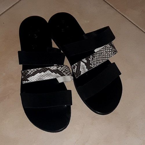 Leather flat sandals flip flops size 40 new black white