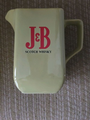 J&B Scotch Whisky κεραμική κανάτα σε απαλό κίτρινο