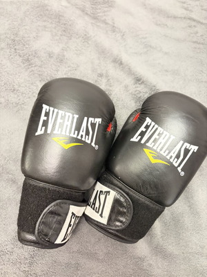 Γάντια μποξ Everlast μεταχειρισμένα με 3 λάστιχα
