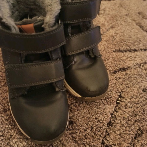 Children's boots size 29 like new, with fur lining and anti-slip sole