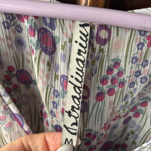 Φλοράλ φόρεμα Stradivarius σαν καινούργιο, κοντομάνικο, άσπρο πολύχρωμο, μέγεθος M