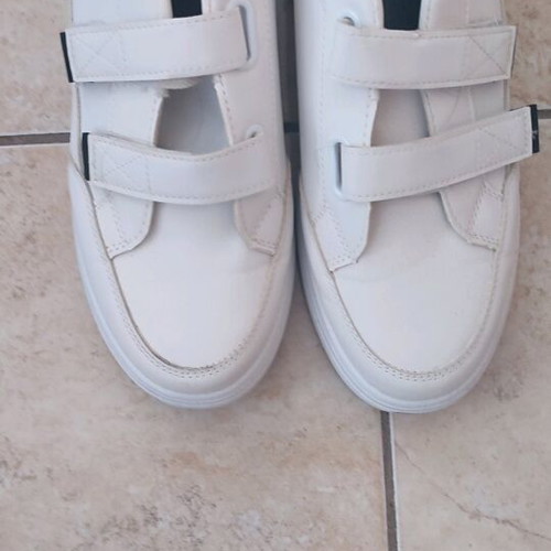 Sneakers size 40 like new, white with high sole and scratches