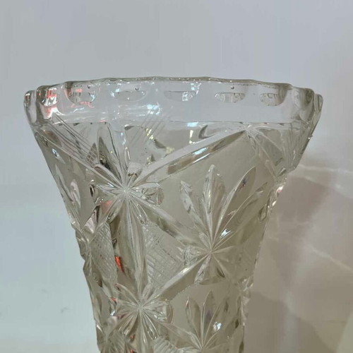 Tabletop crystal vase used with embossed designs 24x16