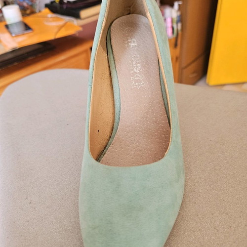 Pistachio heel FAMOUS not worn