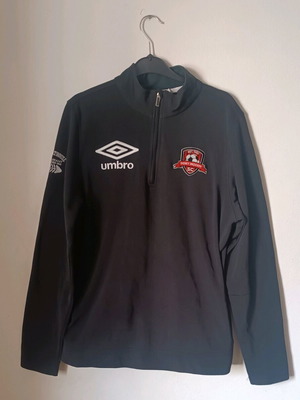 Umbro sweatshirt size L with zipper like new