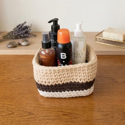 Handmade crochet basket with wooden base 15x15 cm