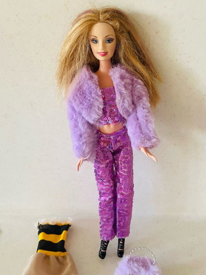 Barbie vintage σαν καινούργιο με 2 φορεσιές και 3 ζευγάρια παπούτσια
