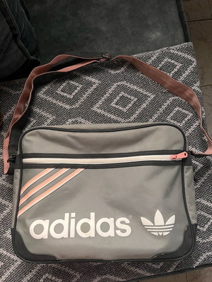 Τσάντα Adidas χιαστί μεταχειρισμένη, γκρι, με φθορές, κατάλληλη για γυμναστήριο